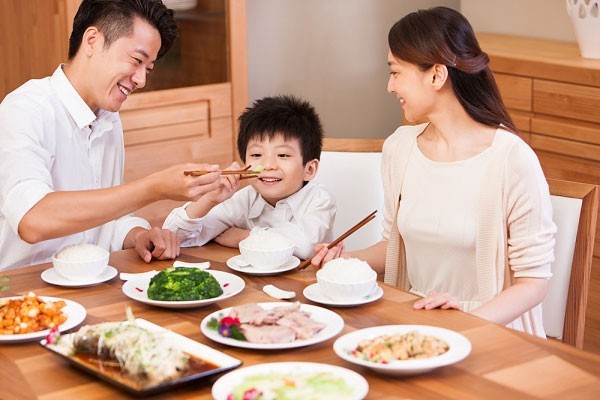 Tạo không khí vui vẻ khi ăn