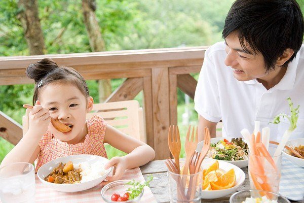 Khi trẻ mắc bệnh viêm phế quản, cần bổ sung dinh dưỡng cần thiết cho chúng