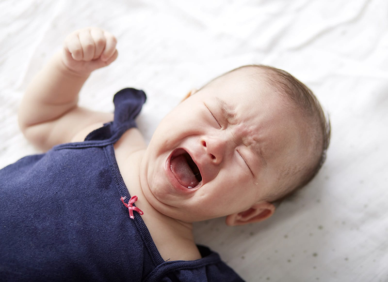 Chủ yếu dùng tiếng khóc để thể hiện nhu cầu