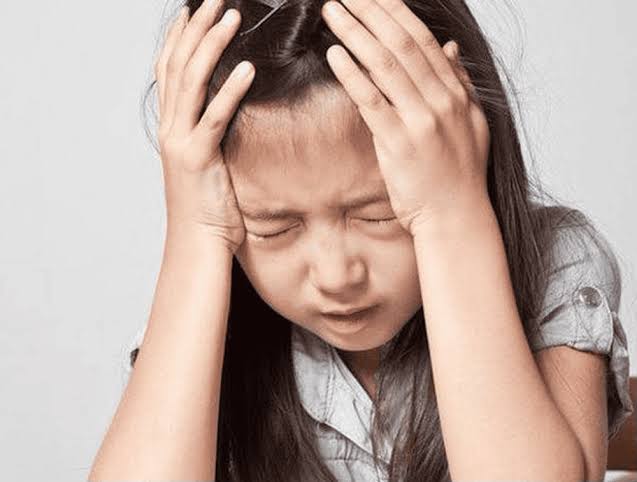 Có biểu hiện chống đối và cáu gắt