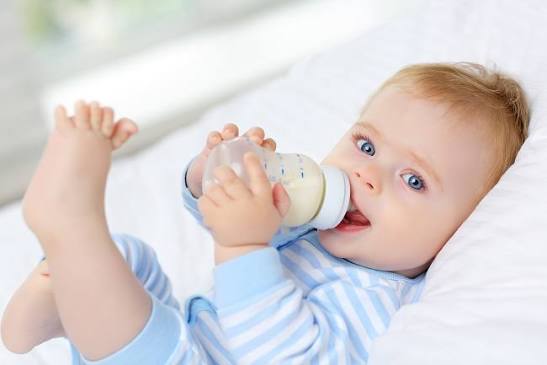 Điều chỉnh cách cho trẻ uống sữa