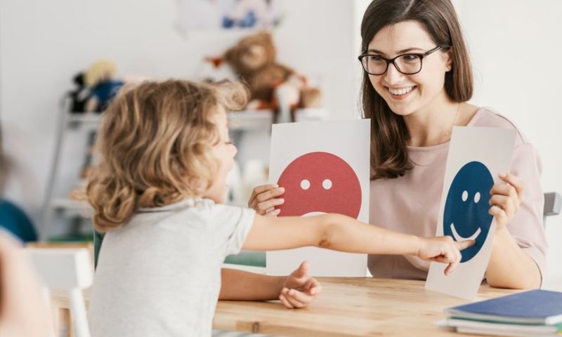 Giúp trẻ gọi tên cảm xúc