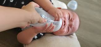 Không ép trẻ bú quá nhiều