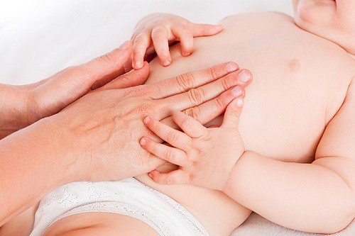 Massage bụng nhẹ nhàng cho bé