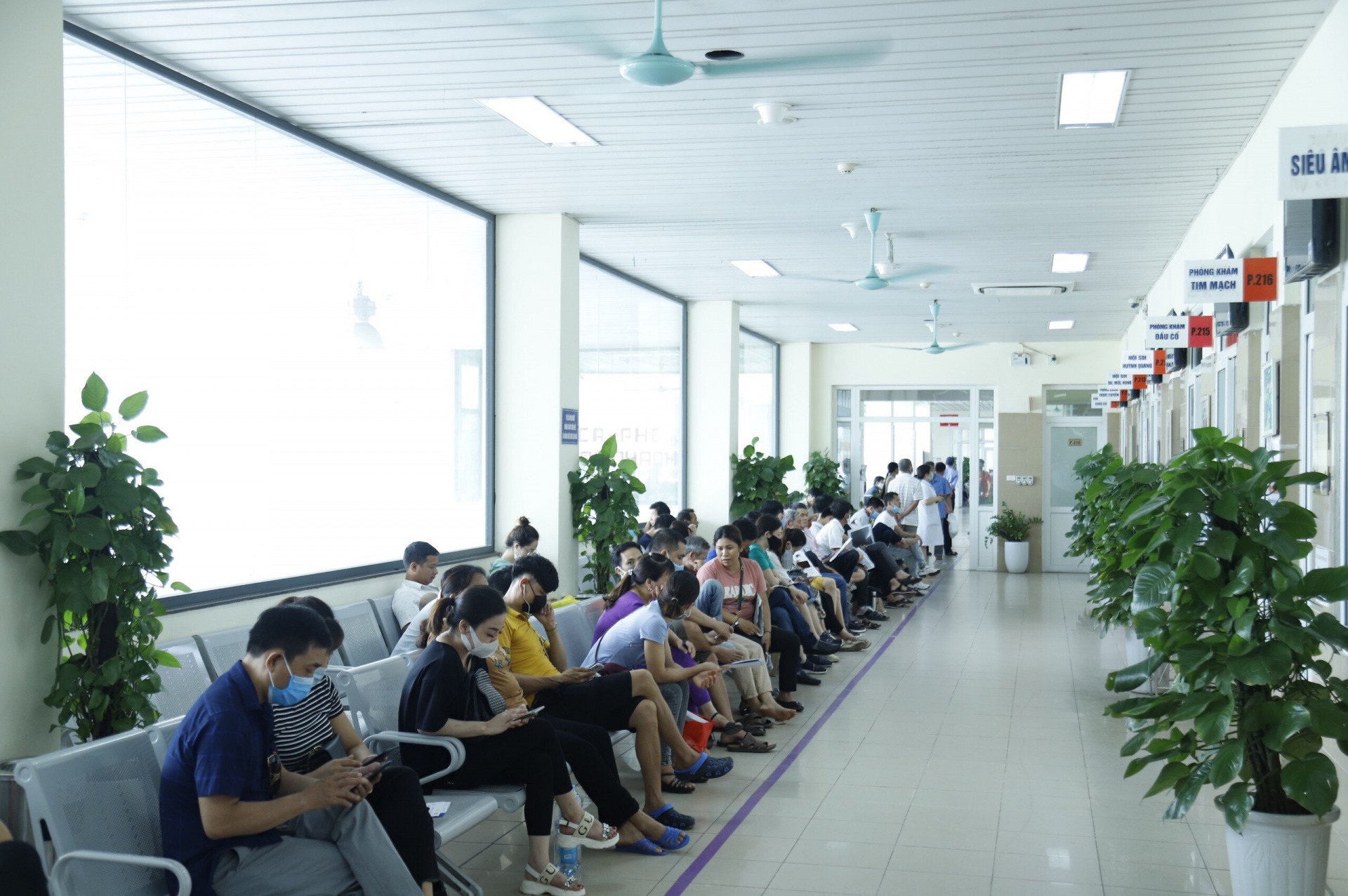 khám bệnh online từ xa bạn chỉ mất vài giây đã có thể kết nối với bác sĩ