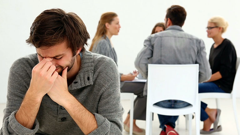 Né tránh giao tiếp và các tình huống xã hội