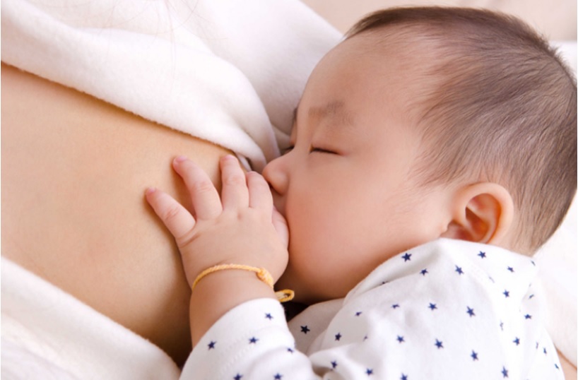 Nuôi con bằng sữa mẹ hoàn toàn trong 6 tháng đầu