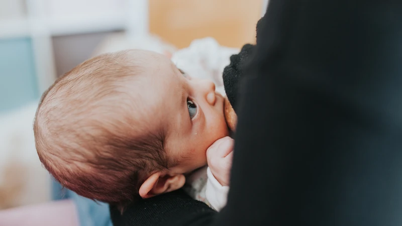 Trẻ bú nhiều nhưng vẫn khó chịu
