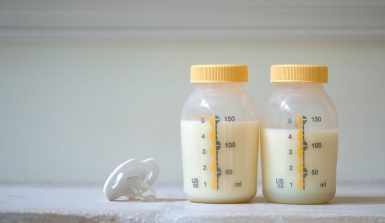 Trẻ bú nhiều sữa đầu có sao không?