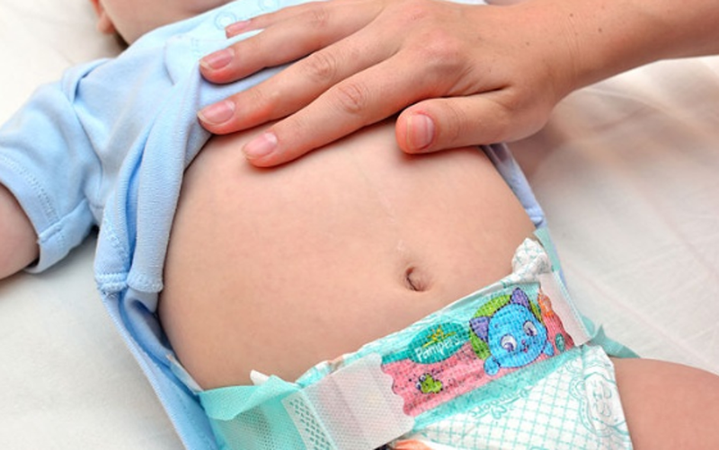 Trẻ đầy bụng phải làm sao