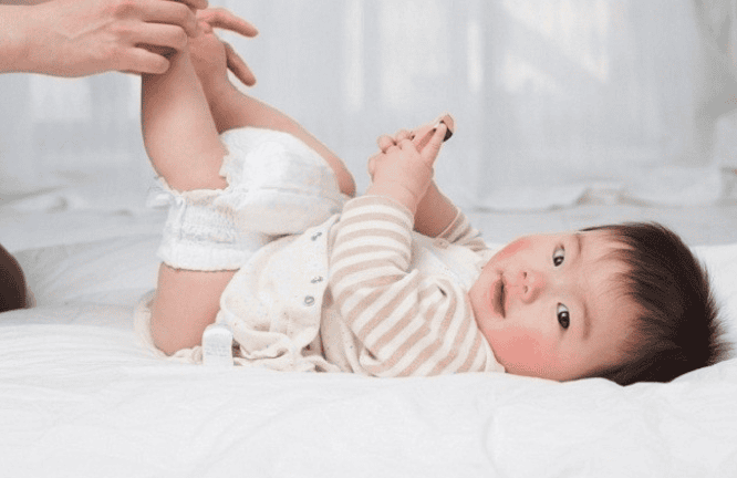 Trẻ đi ngoài phân lỏng, phân chua