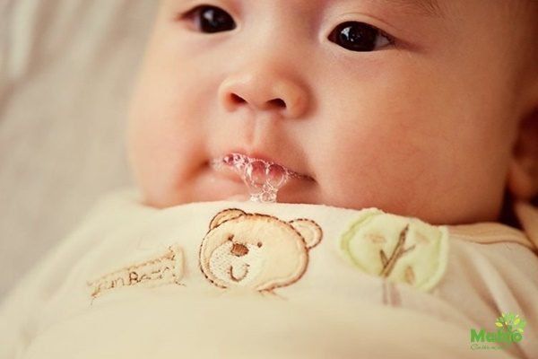 Trẻ nuốt nhiều nước bọt