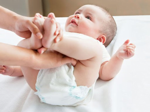Trẻ sơ sinh phân chua là gì?