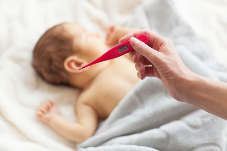 Trẻ sốt cao, nôn nhiều hoặc bỏ bú