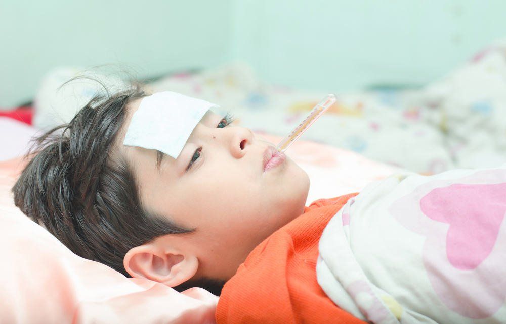 Trẻ sốt, li bì hoặc có dấu hiệu mất nước