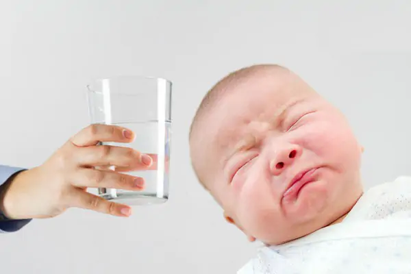 Trẻ uống không đủ nước