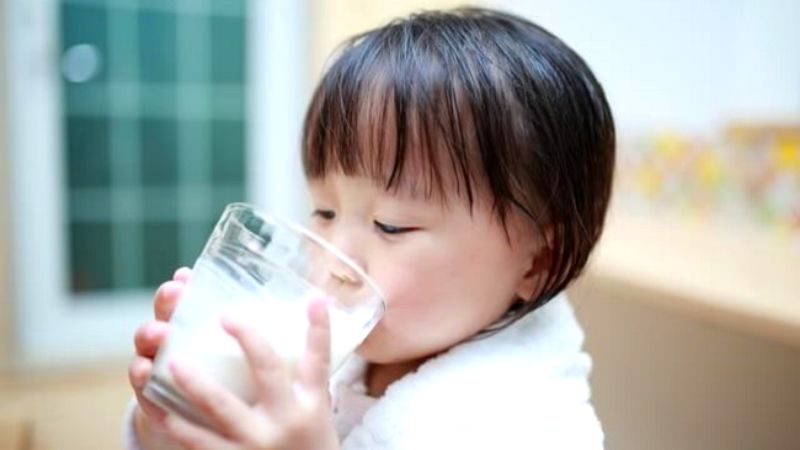 Trẻ uống quá nhiều sữa trong một lần