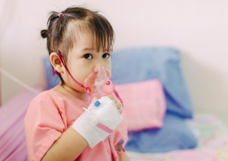 Nguyên tắc điều trị của bệnh này là giữ ấm cho trẻ và giúp trẻ giãn nở phế quản