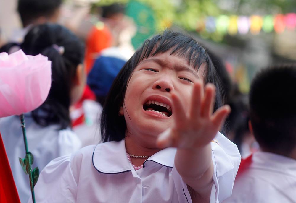 Khoảnh khắc bỡ ngỡ của trẻ lớp 1 trong ngày khai giảng