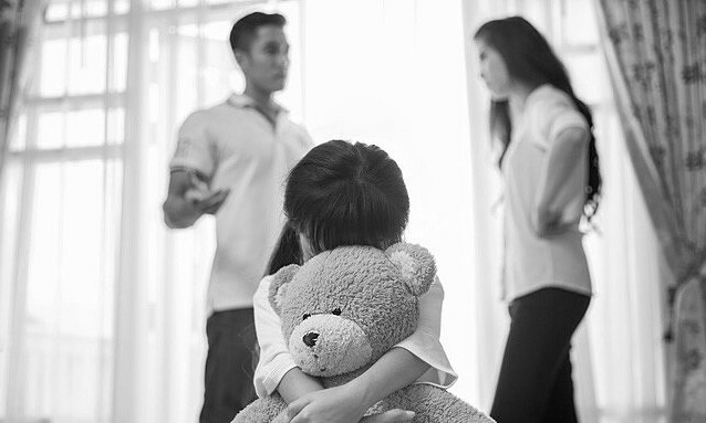 Việc cha mẹ ly hôn có thể gây ra nhiều phản ứng khác nhau, tùy theo độ tuổi, tính cách của trẻ và cách thức cũng như sự chuẩn bị khi “thông báo tin dữ” đến trẻ.