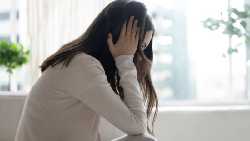 Căng thẳng trong thời gian dài gây ra việc bệnh nhân ngại giao tiếp, tự cách biệt với xã hội, trầm cảm,...
