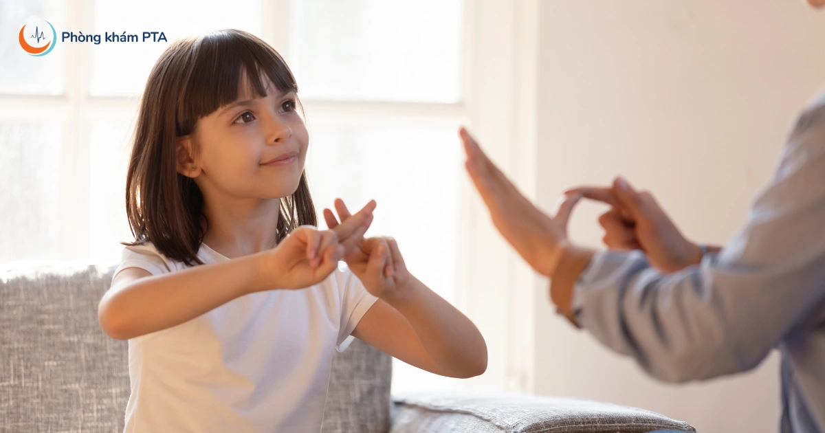 tre-3-tuoi-cham-noi-dieu-tri-nhu-the-nao