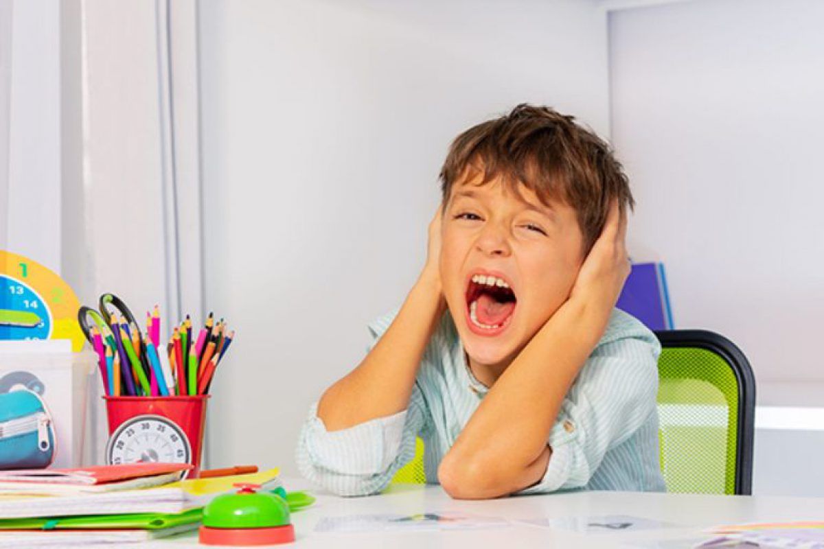 Trẻ hay la hét, gây ồn ào ở những nơi không phù hợp