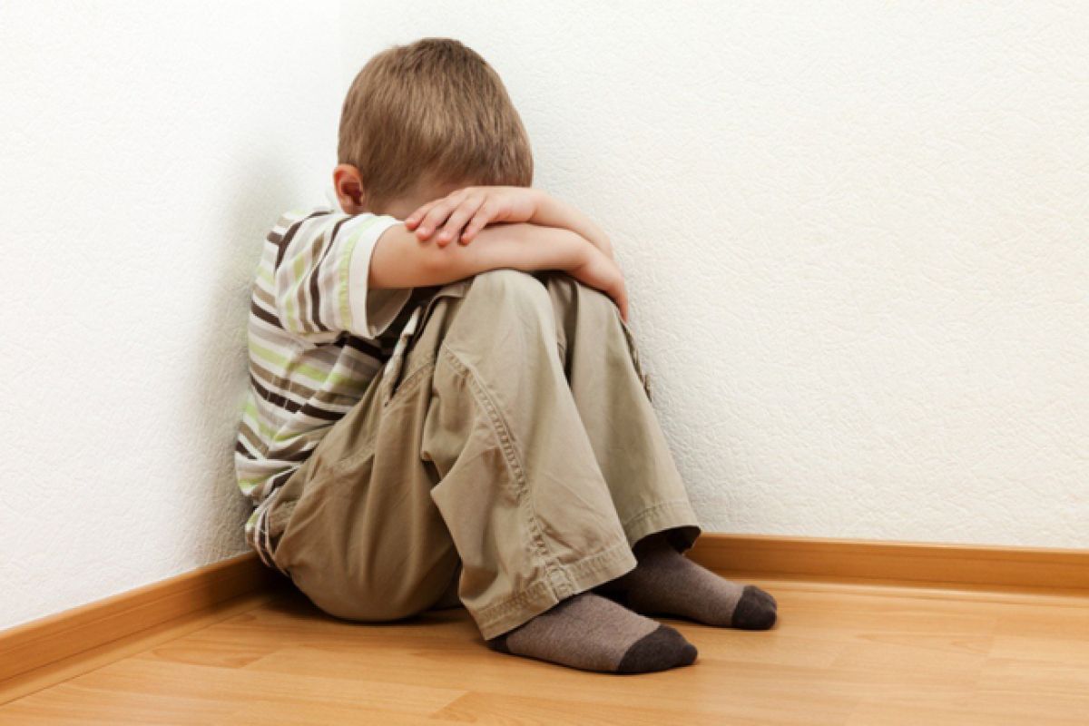 Trẻ luôn lo sợ, thu mình và tránh xa thế giới bên ngoài