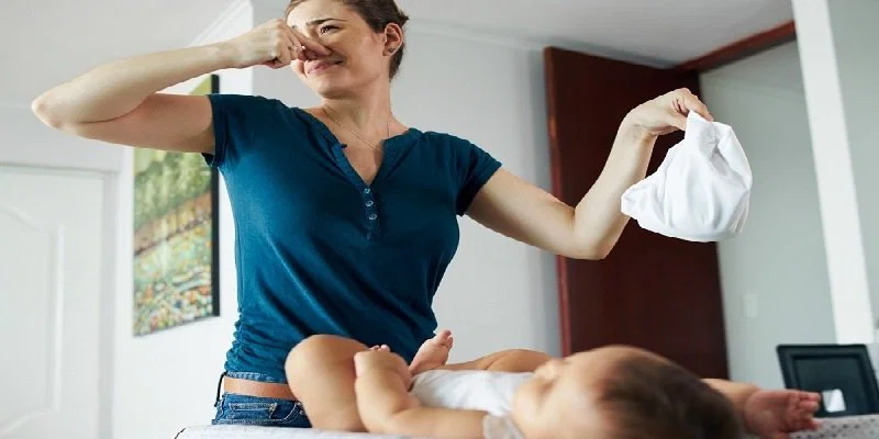 Trẻ bú mẹ phân chua có bình thường không?
