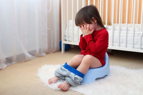 Trẻ đi ngoài phân cứng là như thế nào?