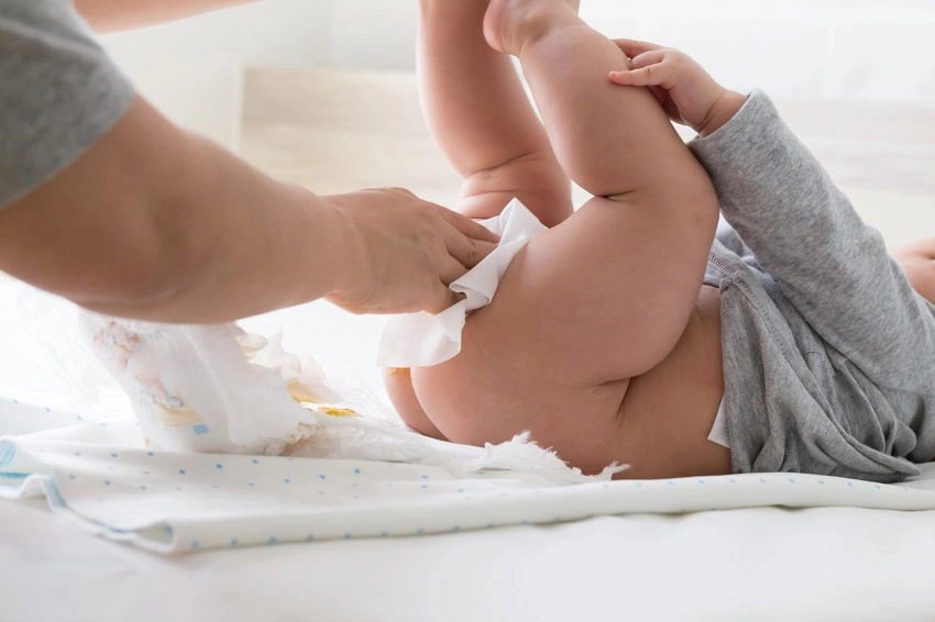 Trẻ uống sữa đi ngoài có nhầy