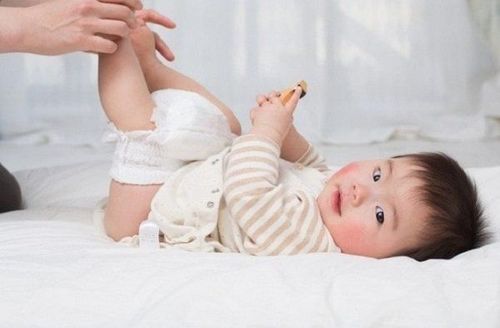 Vì sao trẻ đi ngoài có nhầy nhưng vẫn không sốt?