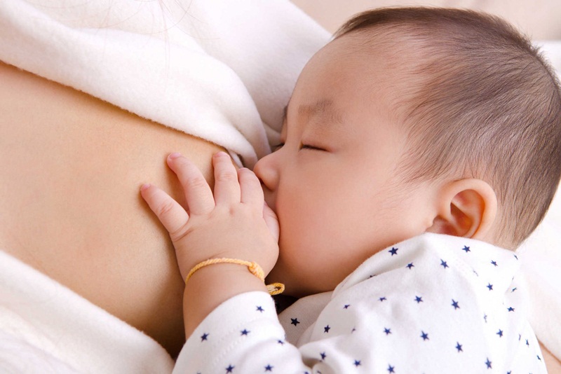 Vì sao trẻ thường xuyên đầy hơi sau khi bú?